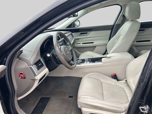 Used 2016 Jaguar XF Prestige image 11