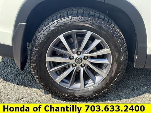 Used 2019 Toyota Highlander XLE AWD/4WD image 26