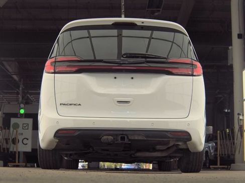 Used 2024 Chrysler Pacifica Touring-L w/ Road Tripper Package FWD image 7