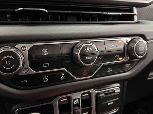 Used 2025 Jeep Wrangler Unlimited Rubicon image 13