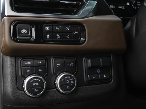 Used 2025 GMC Yukon XL Denali Ultimate AWD/4WD image 28