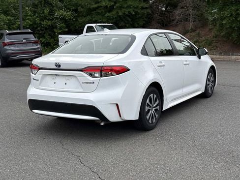 Used 2022 Toyota Corolla LE FWD image 2