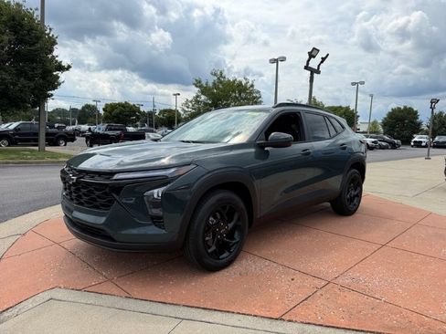 New 2026 Chevrolet Trax LT w/ LT Convenience Package FWD image 3