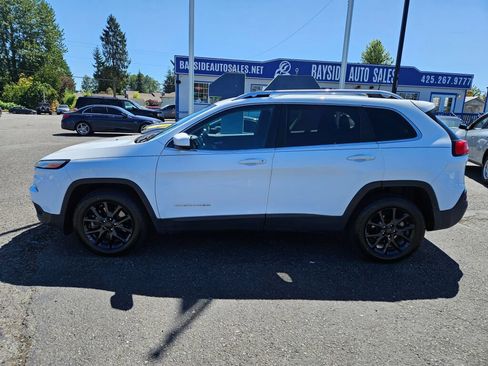 Used 2016 Jeep Cherokee Latitude w/ Cold Weather Group FWD image 2