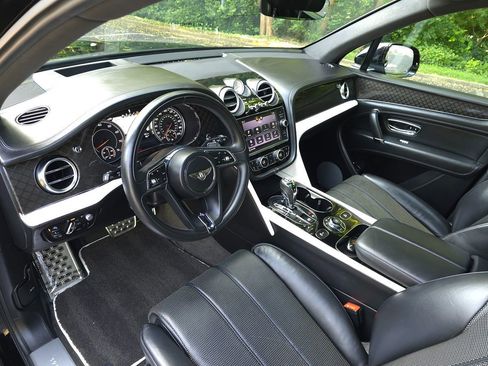 Used 2020 Bentley Bentayga Design Series image 2