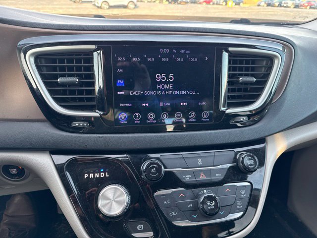 Used 2017 Chrysler Pacifica Touring FWD image 9