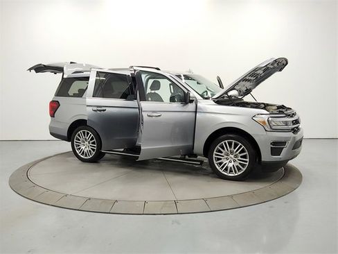 Used 2024 Ford Expedition Limited image 9