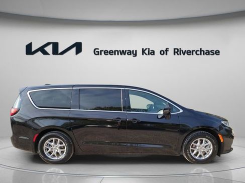 Used 2025 Chrysler Pacifica Select FWD image 8