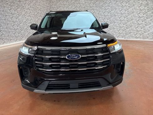Used 2025 Ford Explorer Active AWD/4WD image 2