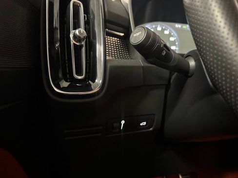 Used 2021 Volvo XC40 T5 R-Design image 16