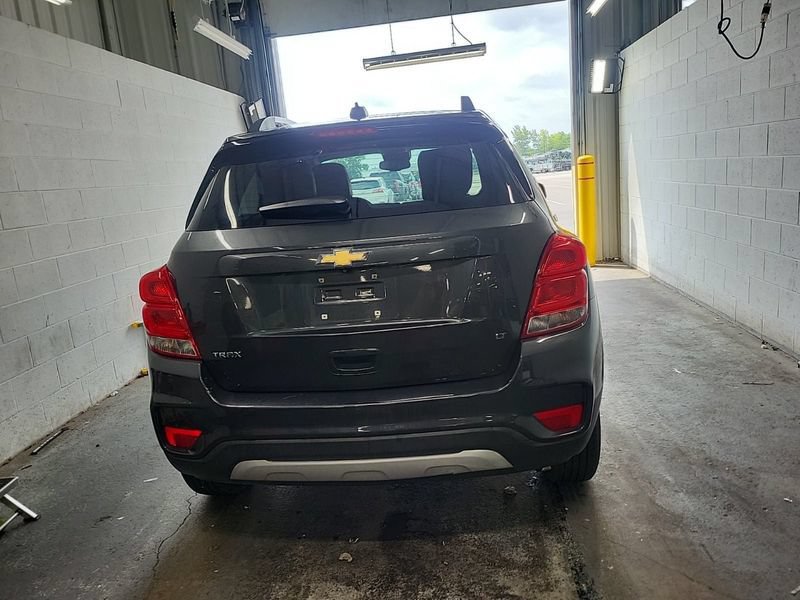 Used 2018 Chevrolet Trax LT w/ LT Convenience Package FWD image 3