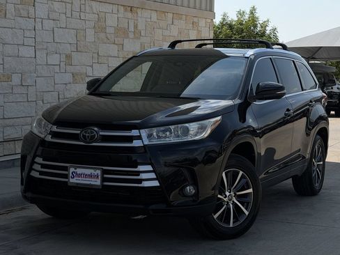 Used 2018 Toyota Highlander XLE FWD image 2