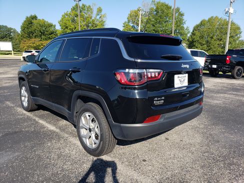 Used 2025 Jeep Compass Latitude w/ Sun & Sound Group AWD/4WD image 4