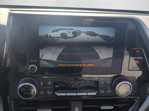 Used 2024 Toyota Highlander LE image 18