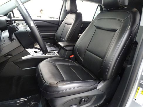 Used 2023 Ford Explorer Limited image 11