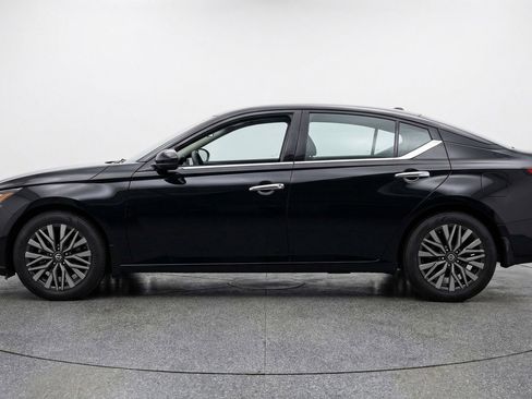 Used 2025 Nissan Altima 2.5 SV image 5