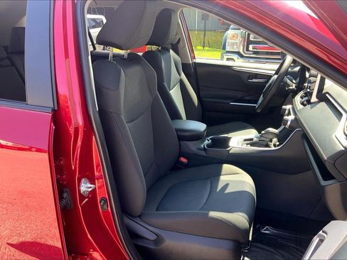 Used 2025 Toyota RAV4 XLE AWD/4WD image 9