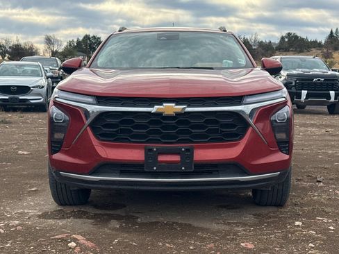 Used 2024 Chevrolet Trax LT w/ Driver Confidence Package FWD image 2