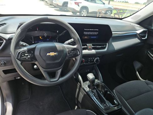 Used 2025 Chevrolet TrailBlazer LT AWD/4WD image 16