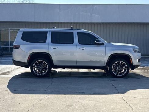 Used 2024 Jeep Wagoneer Series III w/ Premium Group I image 2