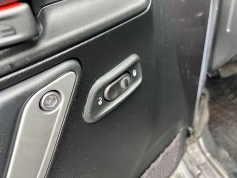 Used 2016 Jeep Wrangler Unlimited Rubicon image 12