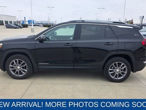 Used 2024 GMC Terrain SLT image 2