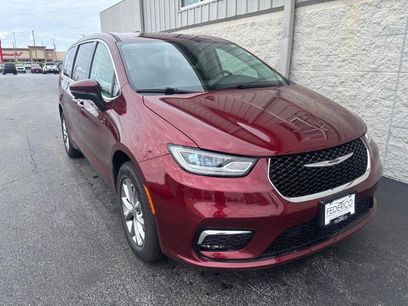Used 2023 Chrysler Pacifica Touring-L w/ Uconnect Theater Family Group