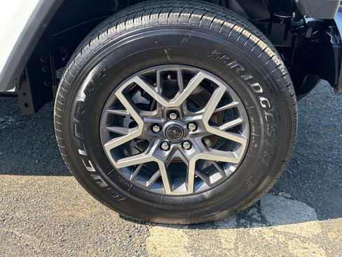 Used 2025 Jeep Wrangler Unlimited Sahara AWD/4WD image 30