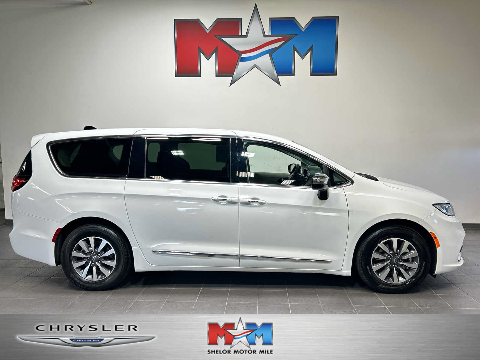 Used 2023 Chrysler Pacifica Limited FWD image 1