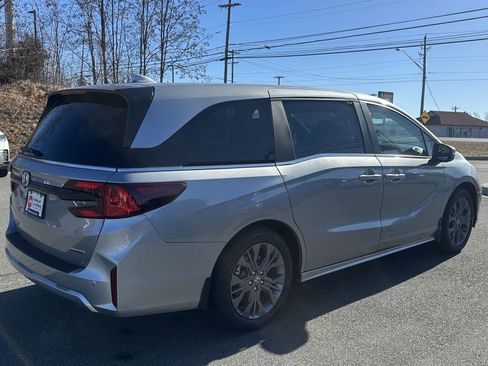 New 2026 Honda Odyssey Touring image 5