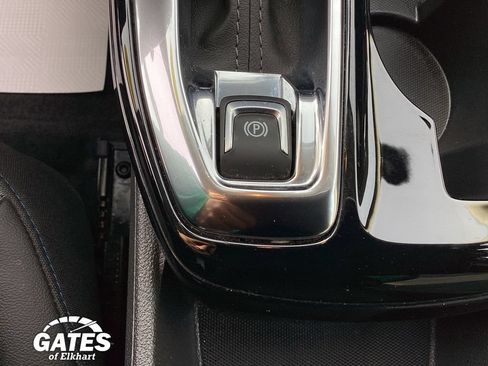 Used 2025 Chevrolet Trax LT w/ LT Convenience Package FWD image 30