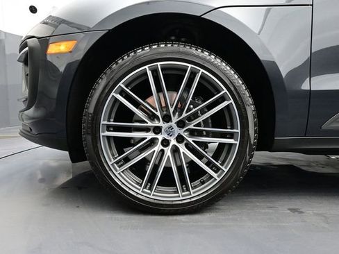 Certified 2025 Porsche Macan Turbo image 6