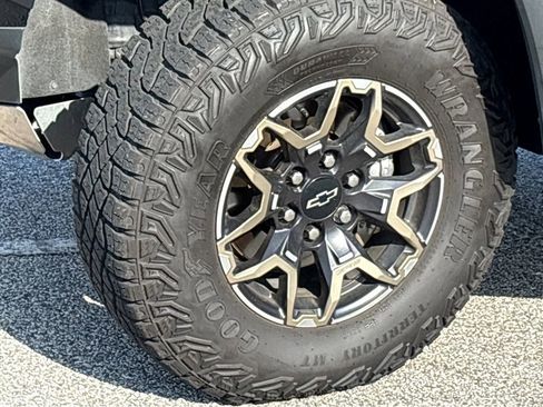 Used 2024 Chevrolet Colorado ZR2 w/ Technology Package AWD/4WD image 19