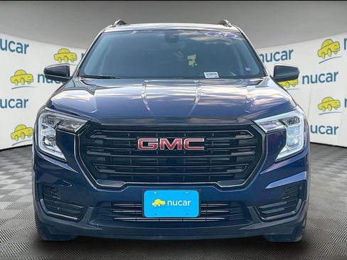 Used 2023 GMC Terrain SLE w/ Driver Convenience Package image 2