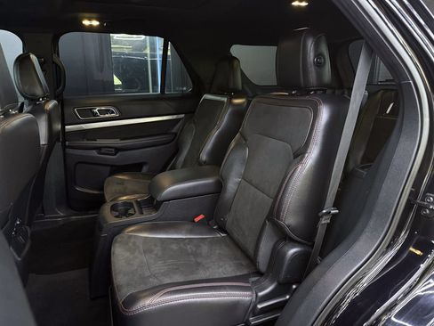 Used 2018 Ford Explorer XLT w/ XLT Appearance Package AWD/4WD image 19