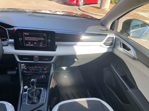New 2026 Volkswagen Taos SE image 7