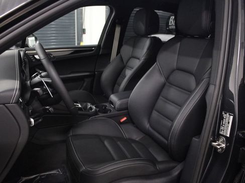 New 2026 Porsche Macan AWD/4WD image 5
