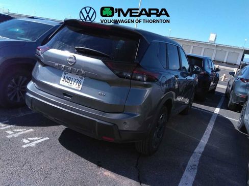 Used 2024 Nissan Rogue SV image 2
