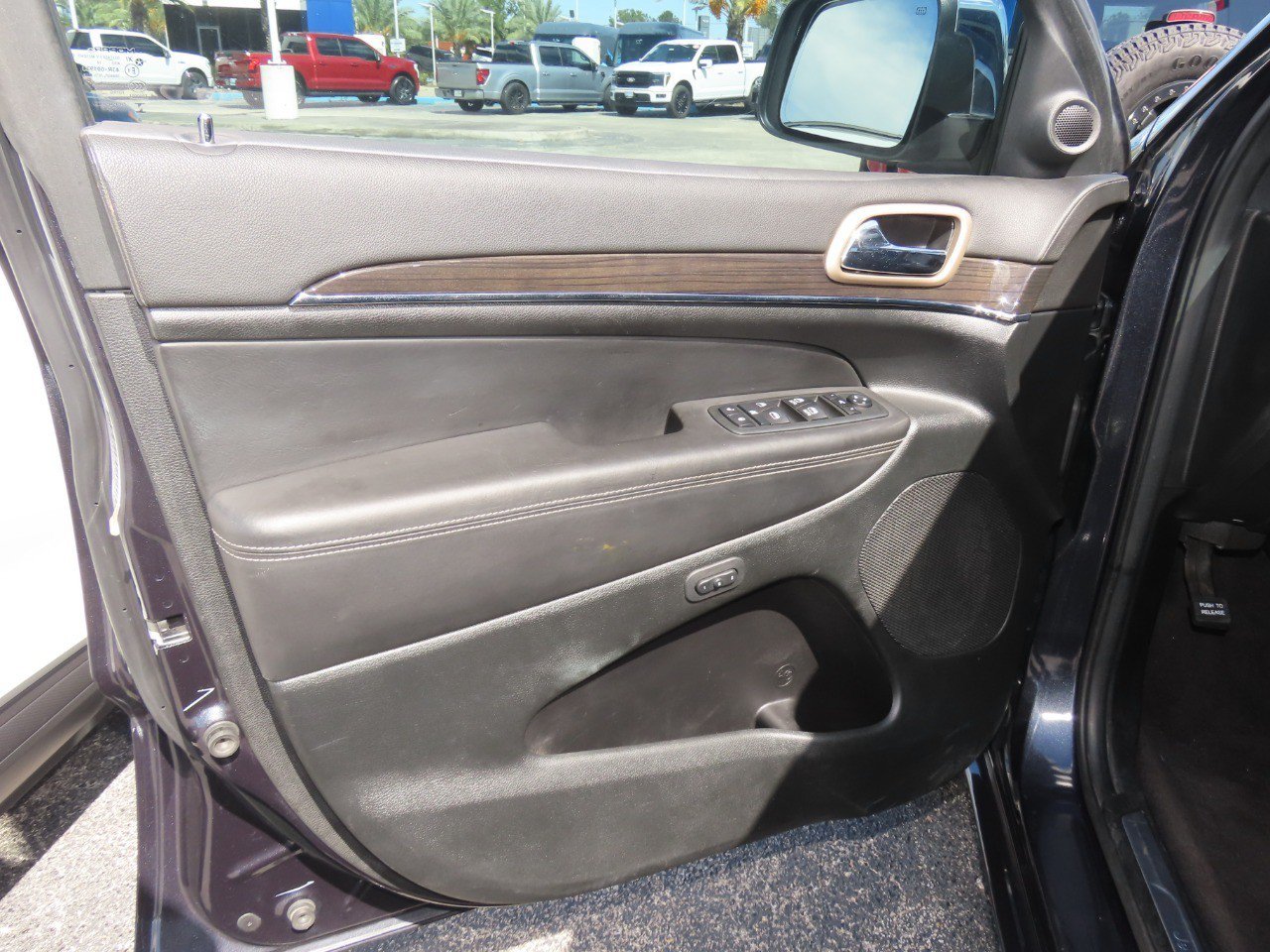 Used 2015 Jeep Grand Cherokee Overland RWD image 24