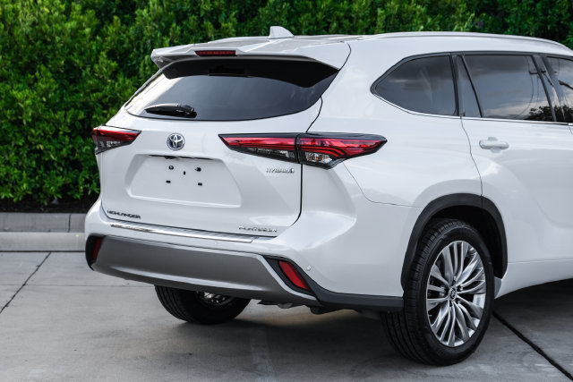 Used 2023 Toyota Highlander Platinum FWD image 11