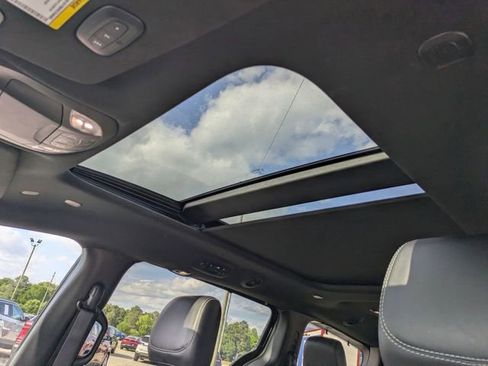 Used 2025 Chrysler Pacifica Limited FWD image 24