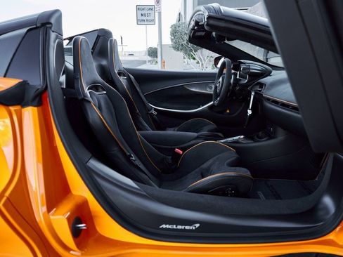 Used 2025 McLaren Artura Spider RWD image 37