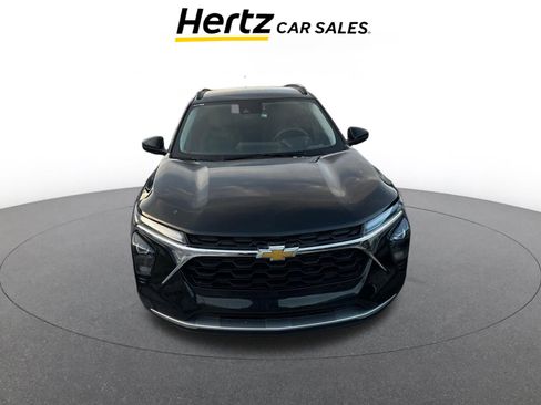 Used 2025 Chevrolet Trax LT image 2