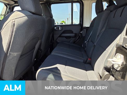 Used 2025 Jeep Wrangler Unlimited Sahara AWD/4WD image 5