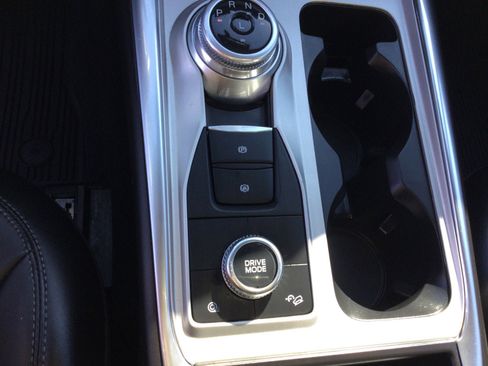 Used 2022 Ford Explorer XLT w/ Equipment Group 202A image 22