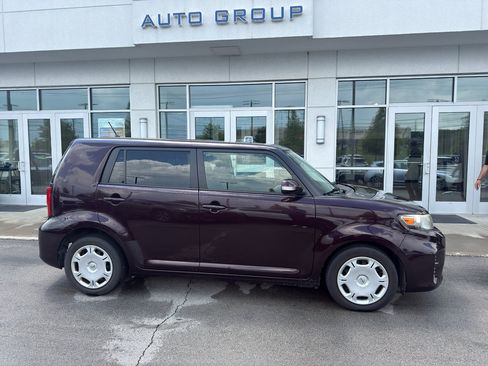 Used 2013 Scion xB FWD image 2