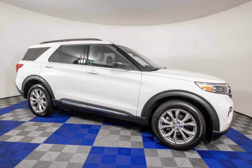 Used 2023 Ford Explorer XLT w/ Equipment Group 202A AWD/4WD image 4