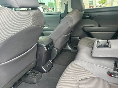 Used 2024 Toyota Highlander LE AWD/4WD image 18