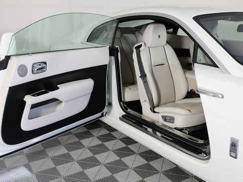 Used 2016 Rolls-Royce Wraith image 11