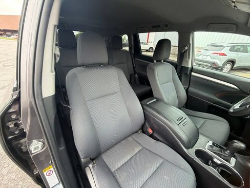 Used 2019 Toyota Highlander LE AWD/4WD image 34